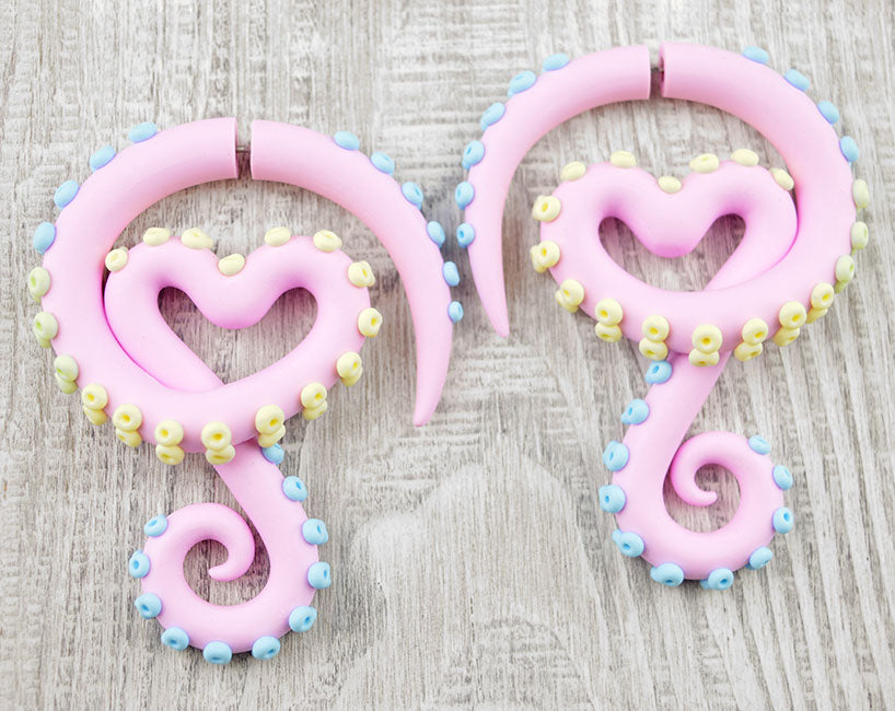 Pastellrosa Tentakel-Ohrringe mit pastellblauen und pastellgelben Punkten