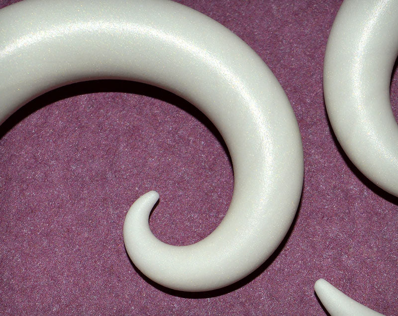 Spiral-Ohrringe aus Mammut-Stoßzahnimitat in Elfenbeinfarbe. Spiral-Creolen in Elfenbeinfarbe
