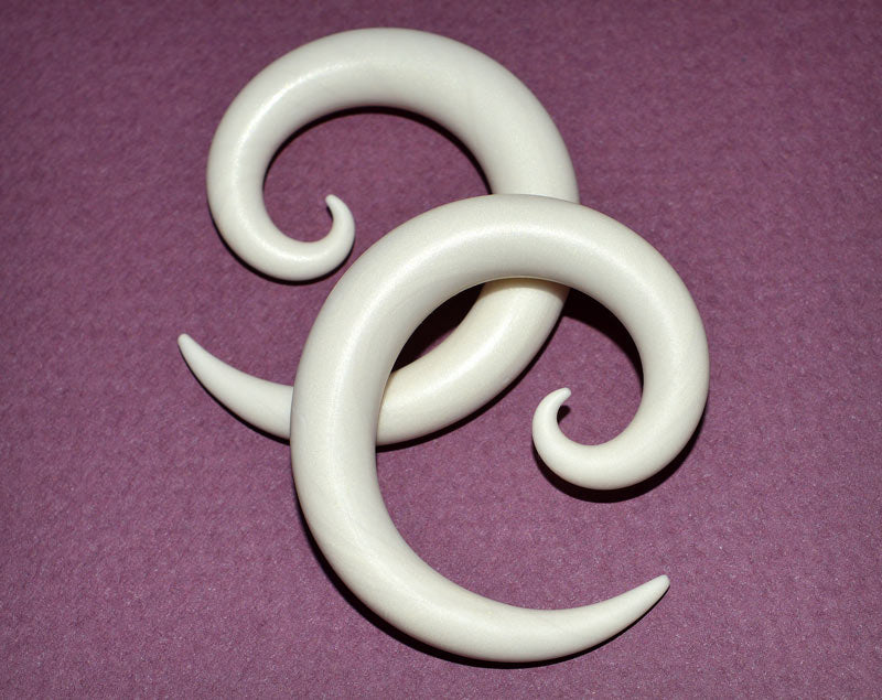 Spiral-Ohrringe aus Mammut-Stoßzahnimitat in Elfenbeinfarbe. Spiral-Creolen in Elfenbeinfarbe