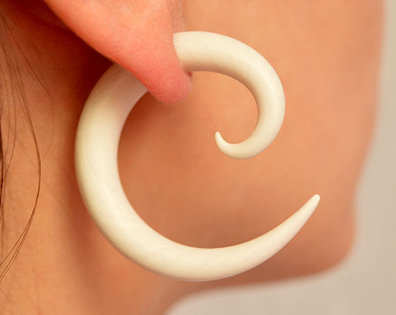 Spiral-Ohrringe aus Mammut-Stoßzahnimitat in Elfenbeinfarbe. Spiral-Creolen in Elfenbeinfarbe