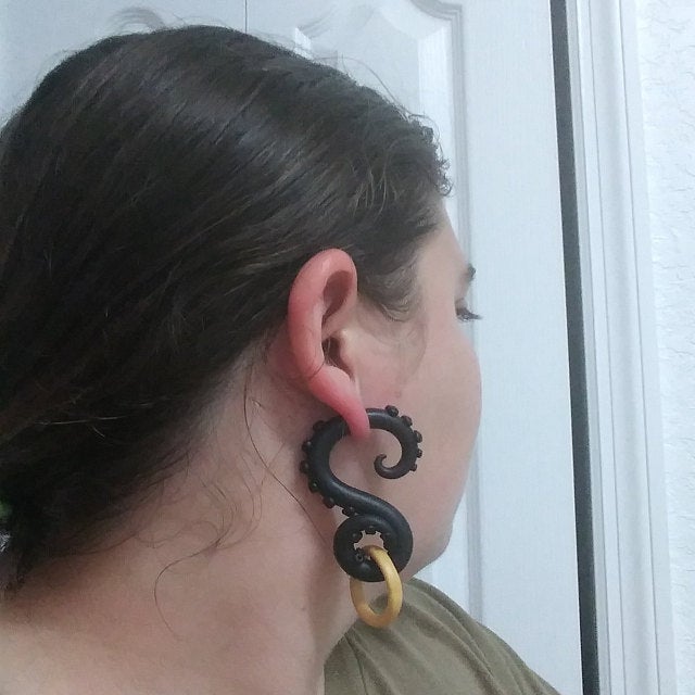 Tentakel-Ohrringe, Oktopus hält Ring, Schwarzgold, Tentakel-Messgeräte, gefälschte Ohrstöpsel