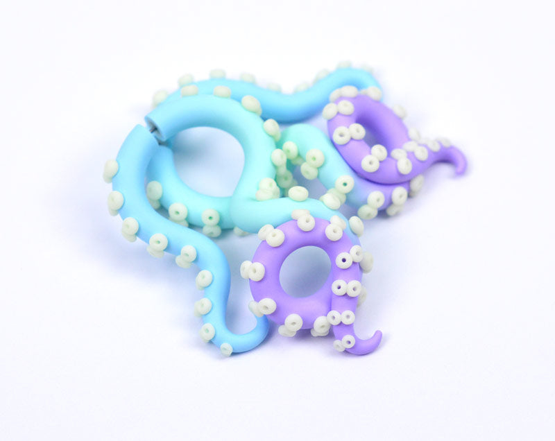Kawaii Tentakel-Ohrringe mit Ombre-Hellblau-Hellgrün-Helllila und nachtleuchtenden Saugnäpfen