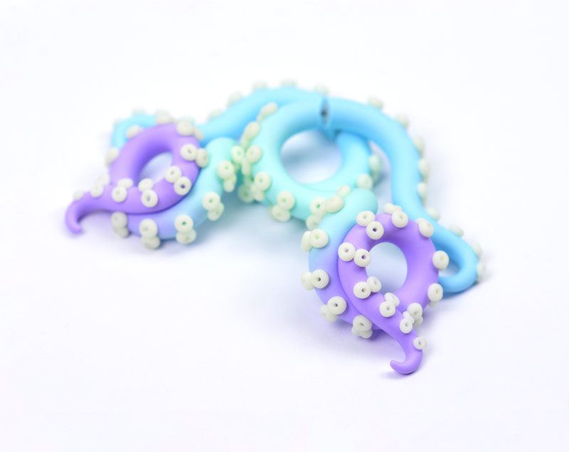 Kawaii Tentakel-Ohrringe mit Ombre-Hellblau-Hellgrün-Helllila und nachtleuchtenden Saugnäpfen