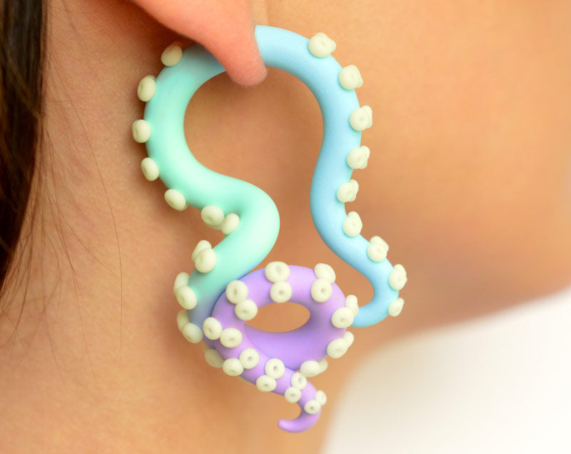 Kawaii Tentakel-Ohrringe mit Ombre-Hellblau-Hellgrün-Helllila und nachtleuchtenden Saugnäpfen