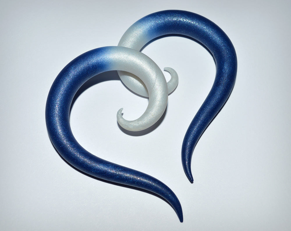 Perlmutt-Perlmutt- und blau schimmernde Glitzer-Spiralohrringe und Spiralmessgeräte