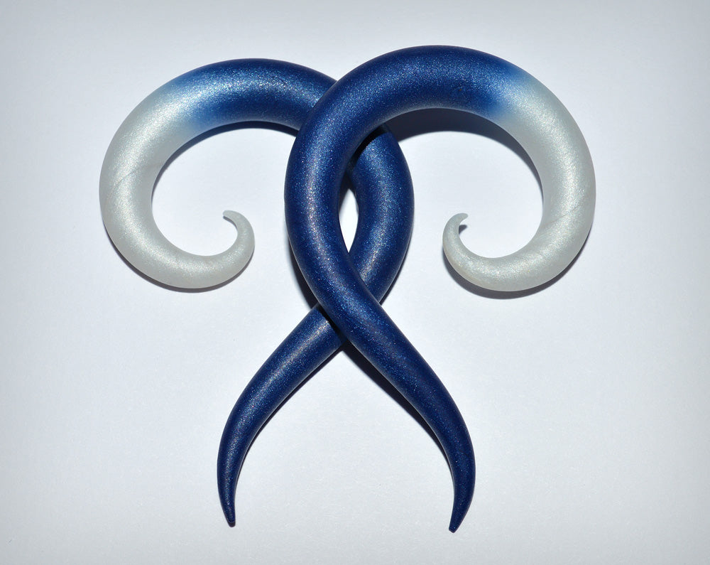 Perlmutt-Perlmutt- und blau schimmernde Glitzer-Spiralohrringe und Spiralmessgeräte
