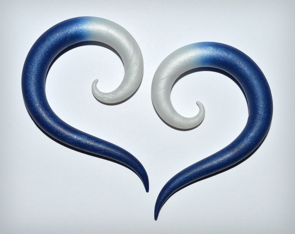 Perlmutt-Perlmutt- und blau schimmernde Glitzer-Spiralohrringe und Spiralmessgeräte