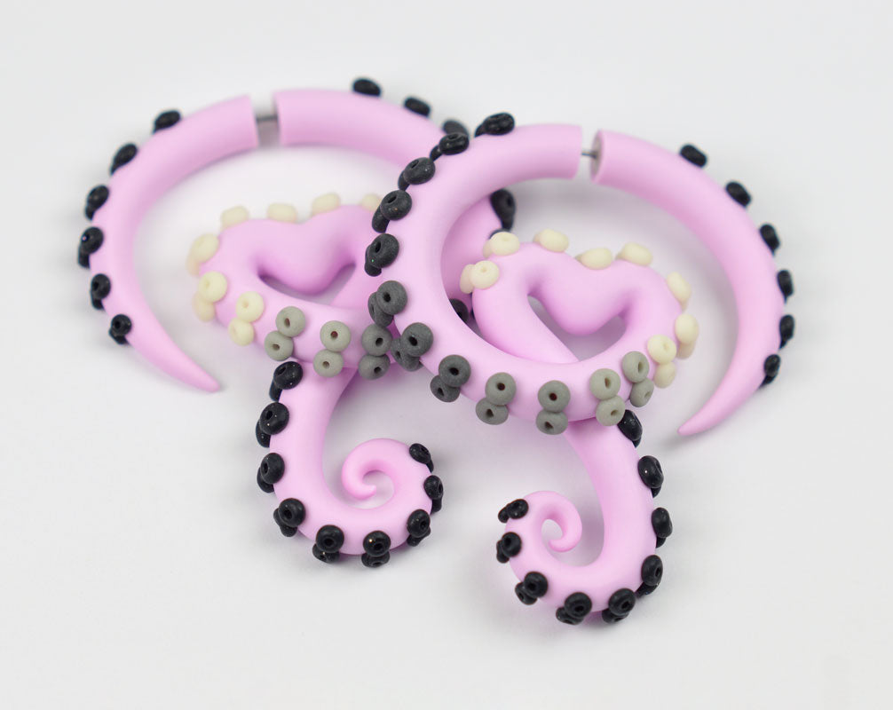 Rosa Goth Ästhetische Yami Kawaii Tentakel Ohrringe mit herzrosa Goth Outfit