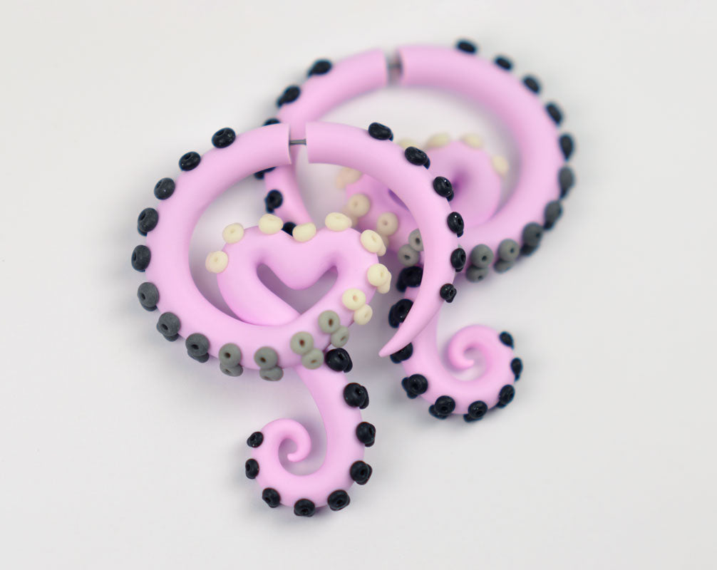 Rosa Goth Ästhetische Yami Kawaii Tentakel Ohrringe mit herzrosa Goth Outfit
