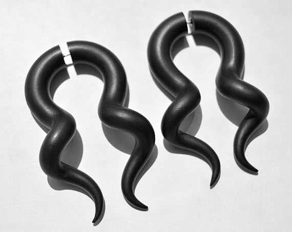 Maleficent-Hörner-Ohrringe, schwarze Fake-Gauge-Ohrringe und echte Ohr-Gauge-Stecker