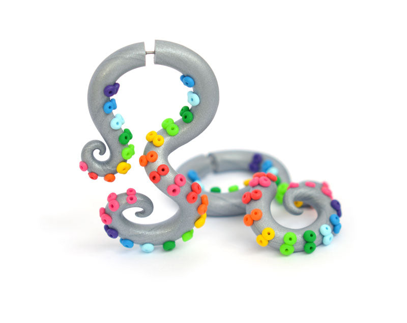 I made these tentacle hoop earrings with body color similar to titanium and rainbow suction cups. Rainbow titanium earrings are very light because they do not contain metal and consist of polymer clay.