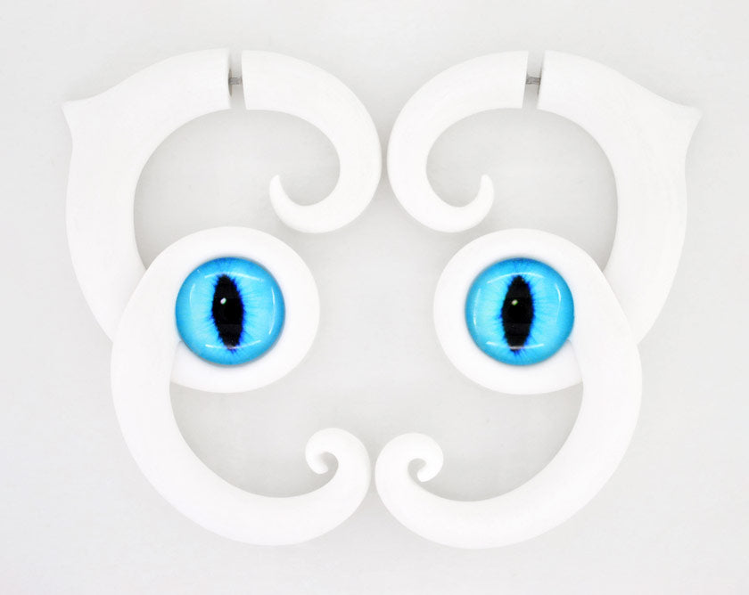 Weiße Katze mit blauen Augen, Katzenohrringe, blaues Auge, Katze, Messgeräte, Katzenschmuck