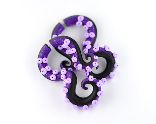 Boucles d'oreilles tentacule violet et noir pailleté avec des points violet clair, fausses jauges et bouchons d'oreille pour oreilles calibrées