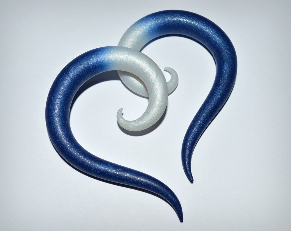 Boucles d'oreilles spirales et jauges spirales nacre nacre et paillettes bleues scintillantes