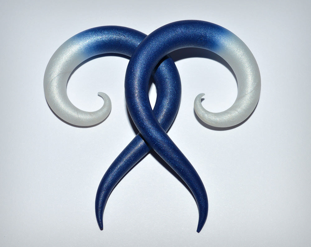 Boucles d'oreilles spirales et jauges spirales nacre nacre et paillettes bleues scintillantes