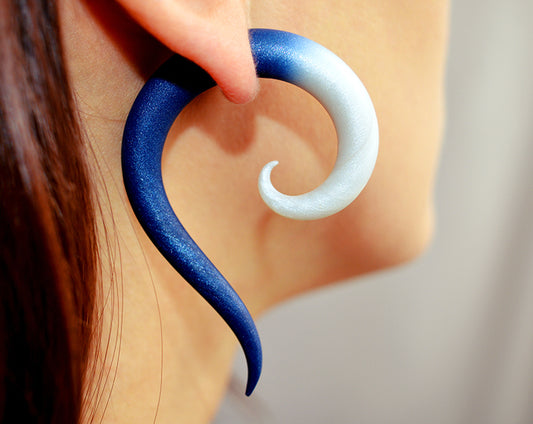 I made these spiral earrings with nacre / mother of pearl and blue shimmer / blue glitter. These spiral earrings are available in two options spiral gauges (spiral plugs) and fake gauge earrings (earrings that look like gauges).